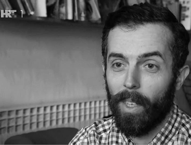 Black and white screenshot of Croatian National Television show "Daj pet(ak)" interviewing Pipeaway travel blogger Ivan Kralj
