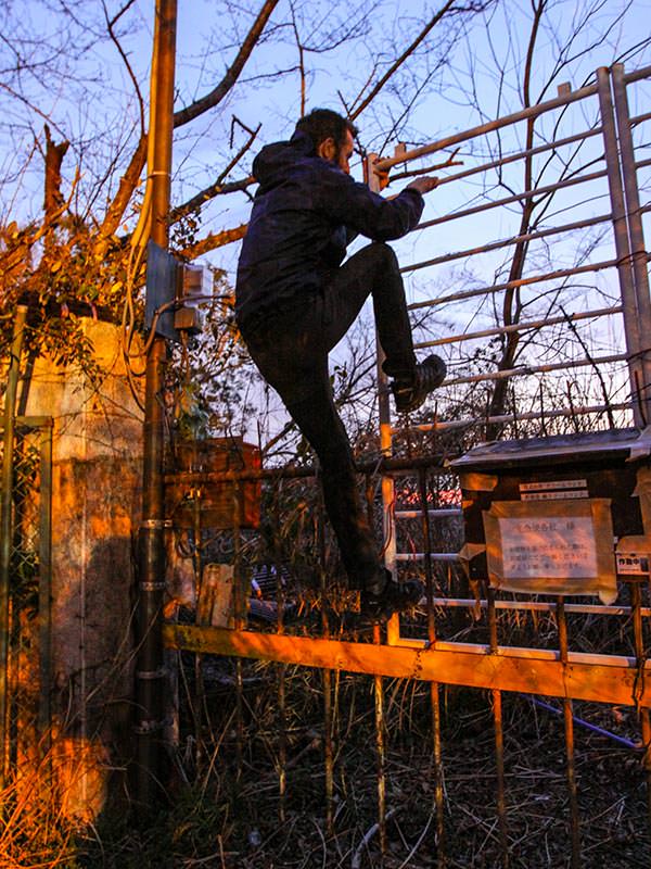 Pipeaway's blogger Ivan Kralj climbing over the fence of the Nara Dreamland site in Nara, Japan, photo by Mladen Koncar