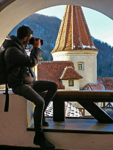 Pipeaway blogger Ivan Kralj photographing the Bran Castle in Bran, Romania, photo by Andrei-Paul Stefanescu