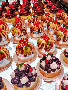 Fruit tarts displayed in the Passion5, desssert emporium in Seoul, South Korea, photo by Ivan Kralj