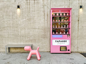 Pink Eero Arnio-style puppy stool next to the pink vending machine which is actually an entrance to Zampangi, one of the best dessert shops in Seoul, South Korea, photo by Ivan Kralj