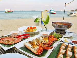 Steamed blue crabs, chargrilled tiger prawns and crispy pork belly served for dinner on Ao Noi Na, a sandy beach at Mooban Talay Resort, on Koh Samet island, Thailand, photo by Ivan Kralj