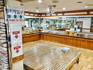 The grooming area at Itaewon Land, a Korean spa /Jjimjilbang in Seoul, South Korea, photo by Ivan Kralj