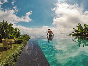 Pipeaway blogger Ivan Kralj leaning over the edge of the infinity pool at Munduk Moding Plantation, in Bali, Indonesia, photo by Ivan Kralj