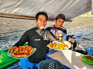 Tour guide and captain of Okoy, bangka serving the Coron Island Tour, prepare turon-jack, local snack with bananas and jackfruit, photo by Ivan Kralj