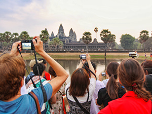 Tourists crowding at the reflection pond in front of the most famous Cambodian temple, trying to photograph Angkor Wat sunrise, photo by Ivan Kralj