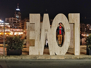 Pipeaway blogger Ivan Kralj standing in the letter "O" of the Love Monument in Malta, photo by Damir Vidakovic