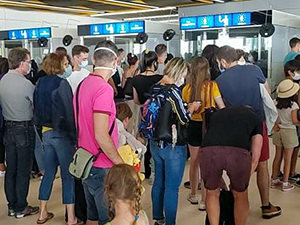 Crowding on the passport control at Split airport with no regards to safe distance in the time of pandemic, photo by Ivan Kralj