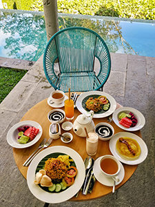 A variety of plates for breakfast by the pool in Aria Villas Ubud, photo by Ivan Kralj