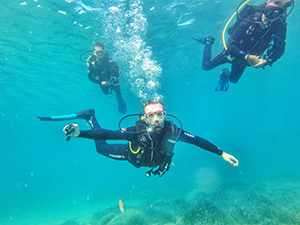 Travel blogger Ivan Kralj during the Discover Scuba Diving experience with Blue Fin Divers, at Agios Prokopios, Naxos, Greece, photo by Panagiotis Niflis