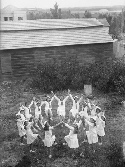 Jewish girls dressed in white dancing for Tu B'Av, the Hebrew version of Valentine's Day, black and white photo by סוניה קולודני - פוטו סוניה, Creative Commons licence 2.5