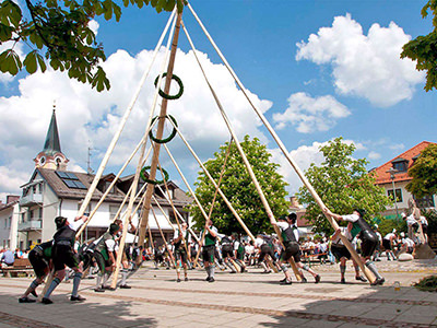 Raising the maypole in Berchtesgaden, Germany, copyright by berchtesgaden.de