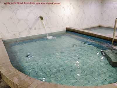A typical Korean spa bath in Itaewon Land Spa, a jjimjilbang in Seoul, South Korea, photo by Ivan Kralj