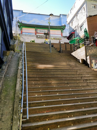 Staircase leading to Itaewon Land Spa, one of the best jjimjilbangs in Seoul, South Korea, photo by Ivan Kralj