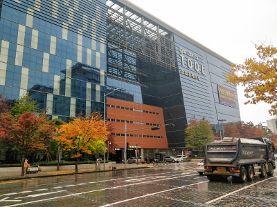 Autumn trees in front of the "Tool" building of Garden 5 shopping complex, where one of Seoul's best jjimjilbangs is located, photo by Ivan Kralj