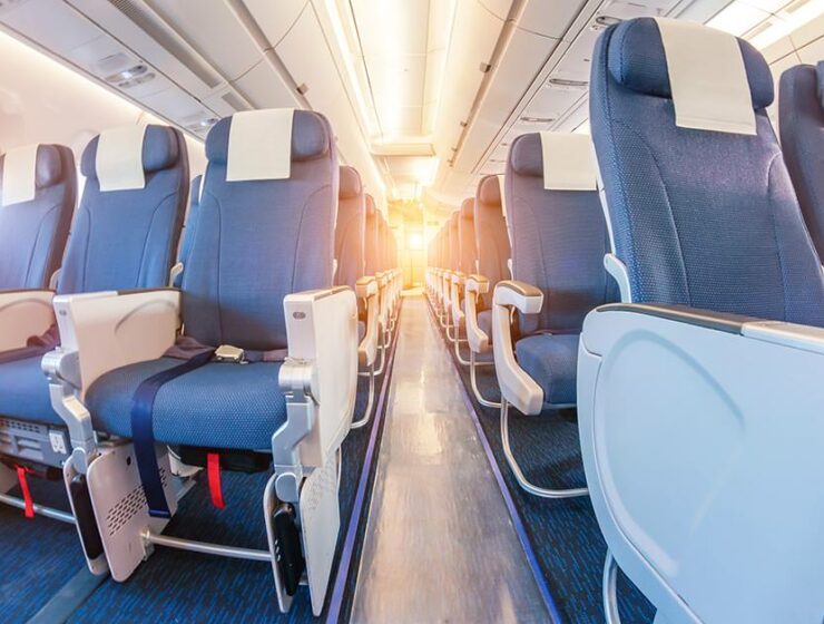 View of the plane aisle with bulkhead seats in the first plan, photo by Aapsky, Depositphotos.com