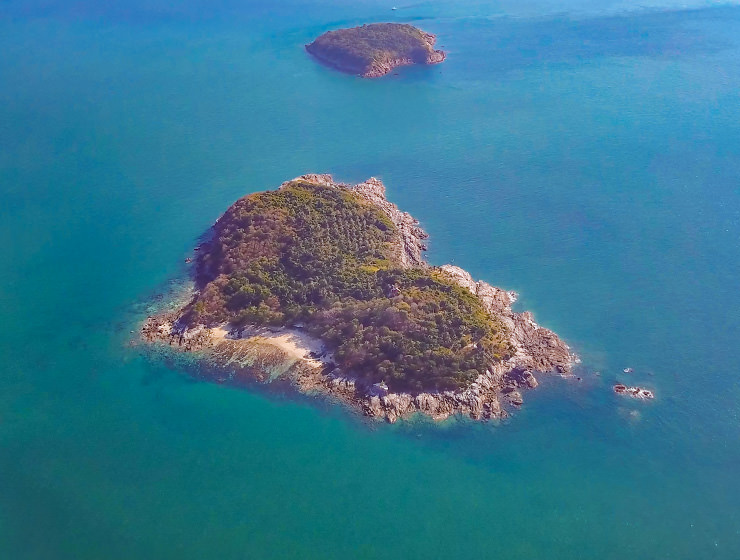 Aerial photo of Koh Kaeo Yai, a heart island in Thailand, photo by Oogleb, Depositphotos