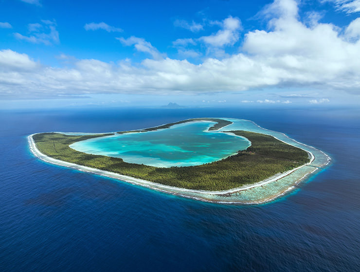 Tupai, heart-shaped atoll in French Polynesia, photo by Hino Itaru