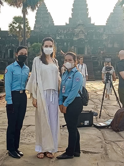 Actress and humanitarian Angelia Jolie posing for a photograph with anti-Covid mask in a company of local tourist guides at the entrance of Angkor Wat in Siem Reap, Cambodia, source: Facebook