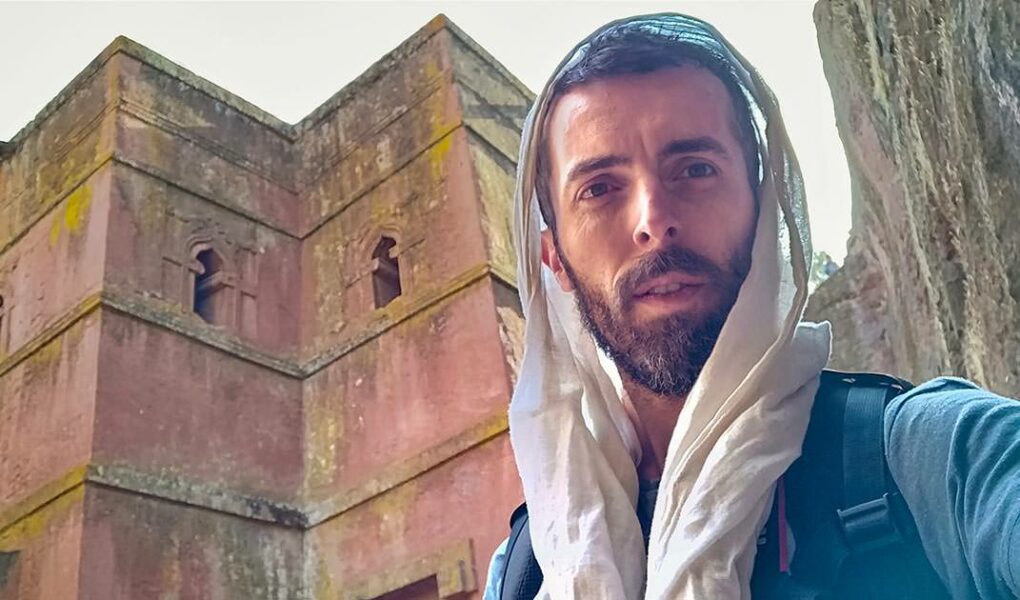 Pipeaway blogger Ivan Kralj in white netela in front of rock-hewn church of Saint George, Bete Giyorgis, Lalibela, photo by Ivan Kralj