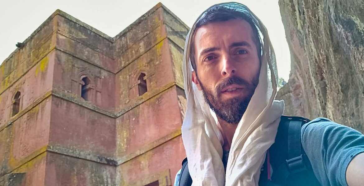 Pipeaway blogger Ivan Kralj in white netela in front of rock-hewn church of Saint George, Bete Giyorgis, Lalibela, photo by Ivan Kralj