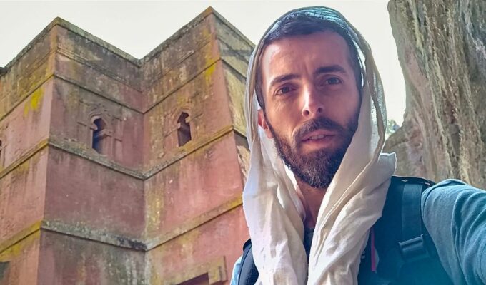 Pipeaway blogger Ivan Kralj in white netela in front of rock-hewn church of Saint George, Bete Giyorgis, Lalibela, photo by Ivan Kralj
