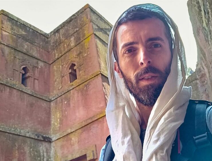 Pipeaway blogger Ivan Kralj in white netela in front of rock-hewn church of Saint George, Bete Giyorgis, Lalibela, photo by Ivan Kralj