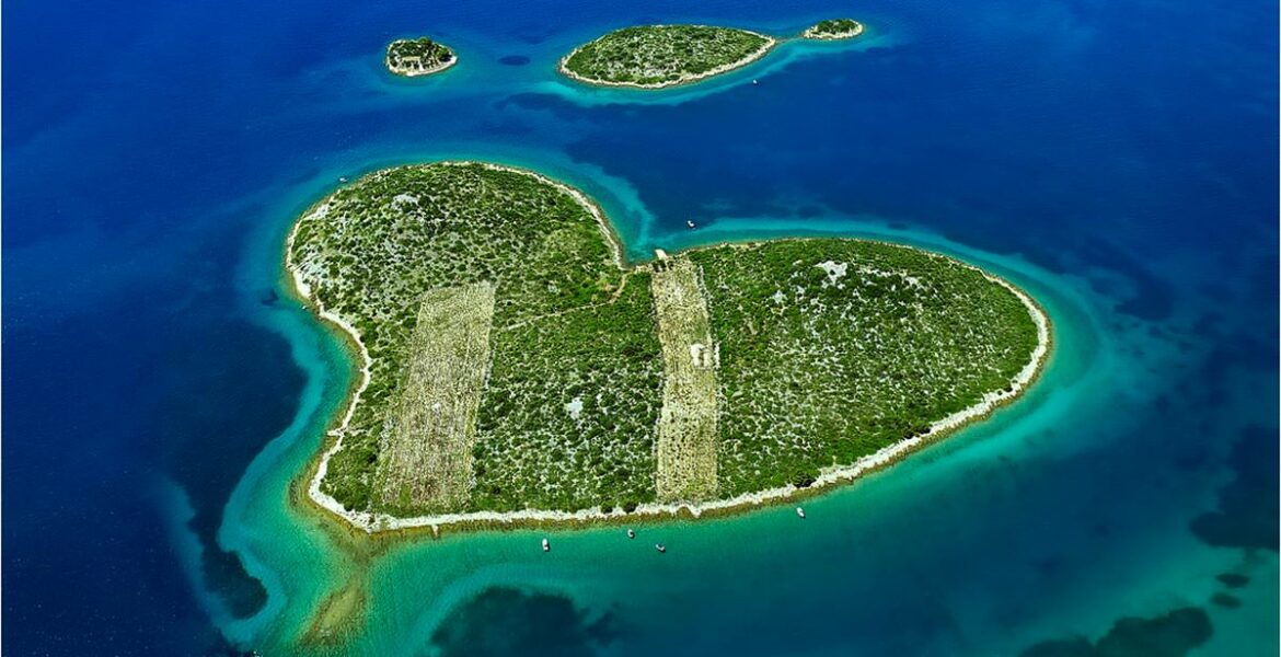 Heart-Shaped Island up for Sale for 13 Million Euros - Pipeaway