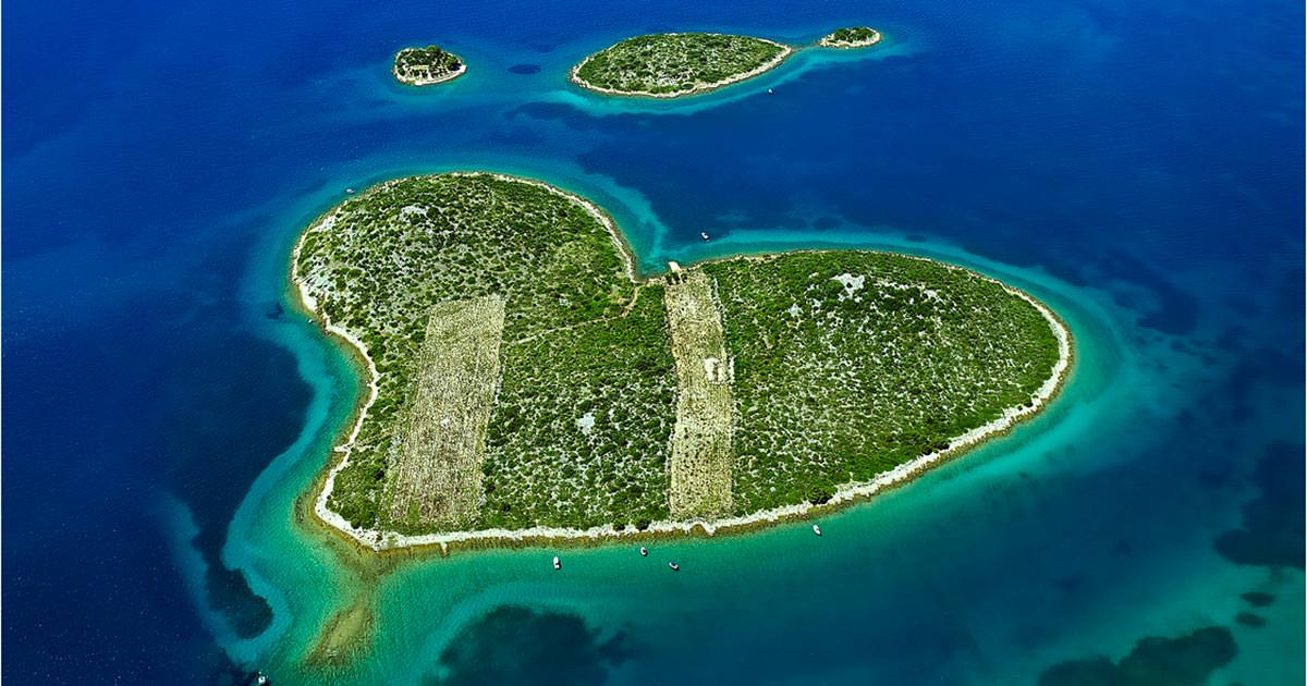 Heart-Shaped Island up for Sale for 13 Million Euros - Pipeaway