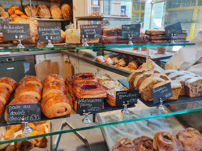 Pastries displayed in the vitrine of Aran bakery in central Budapest, where flodni, one of the best Hungarian desserts is also sold, photo by Ivan Kralj.