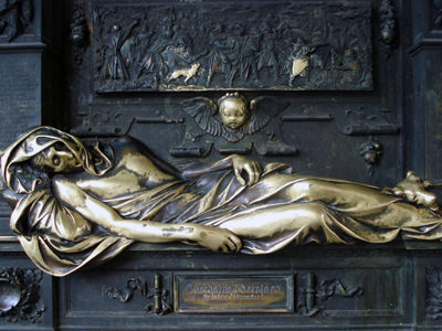 Everard t’Serclaes monument in Brussels, Belgium, rubbed up to golden shine by tourists seeking good luck, photo by Fergie Lancealot.