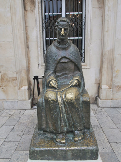 The statue of Croatian playwright Marin Držić made by the famous sculptor Ivan Meštrović in Dubrovnik; he has a golden nose because of excessive statue rubbing for good luck, photo by Bangor Art.