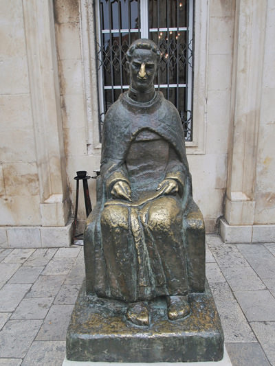 The statue of Croatian playwright Marin Držić made by the famous sculptor Ivan Meštrović in Dubrovnik; he has a golden nose because of excessive statue rubbing for good luck, photo by Bangor Art.
