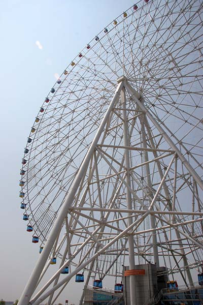 Star of Nanchang, the biggest Ferris wheel in China; photo by Saganaga.