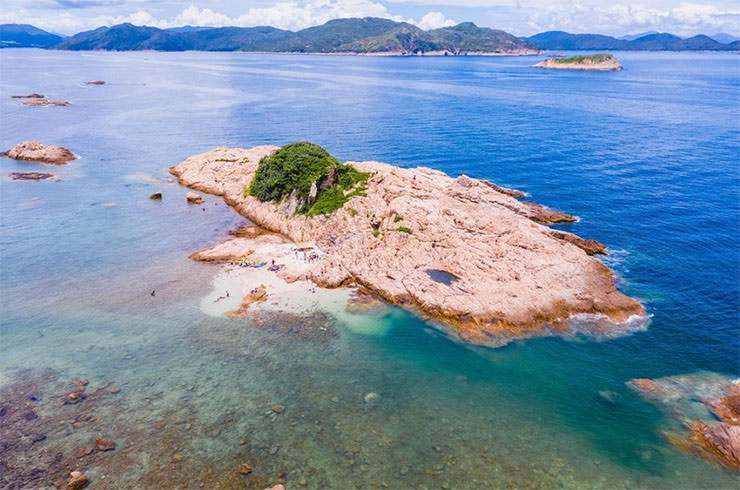 Lǜ Dàn Dǎo or Green Egg Island in Hong Kong, the island that looks like a fried egg, with a bushy green yolk in the center; photo by @andriy_tse, Instagram.
