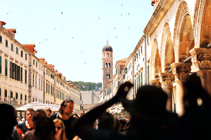 Tourist crowd in Stradun, the main street of Dubrovnik, the most overcrowded European tourist destination, victim of overtourism. Dubrovnik brings new rules for tourists who want to visit the city; photo by Ruben Ramirez, Unsplash.