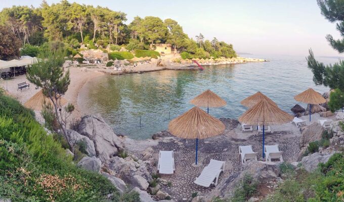 FKK Kandarola Beach Rab, equipped with parasol, sunbeds and toboggan, from 2015 under the 10-year concession managed by Josip Jurešić, Boja d.o.o.; photo by Ivan Kralj.