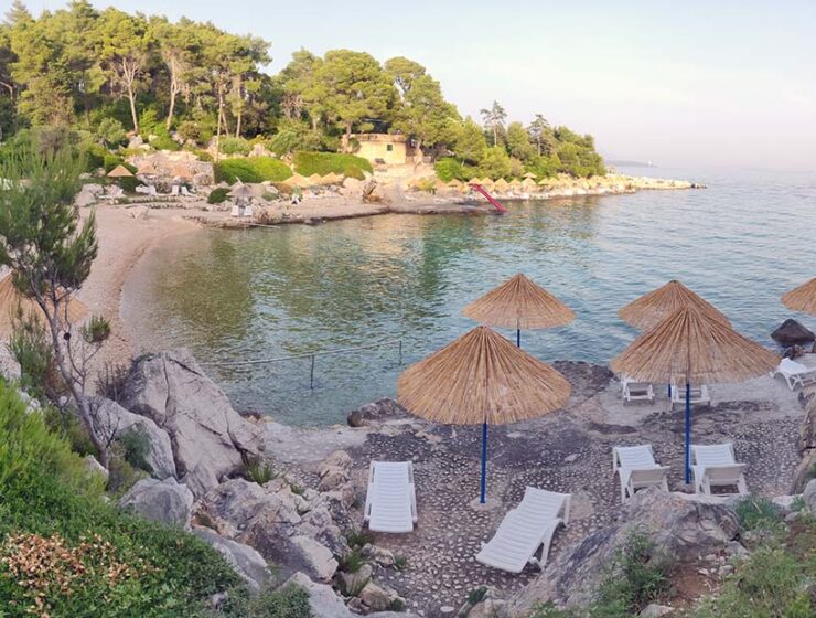 FKK Kandarola Beach Rab, equipped with parasol, sunbeds and toboggan, from 2015 under the 10-year concession managed by Josip Jurešić, Boja d.o.o.; photo by Ivan Kralj.