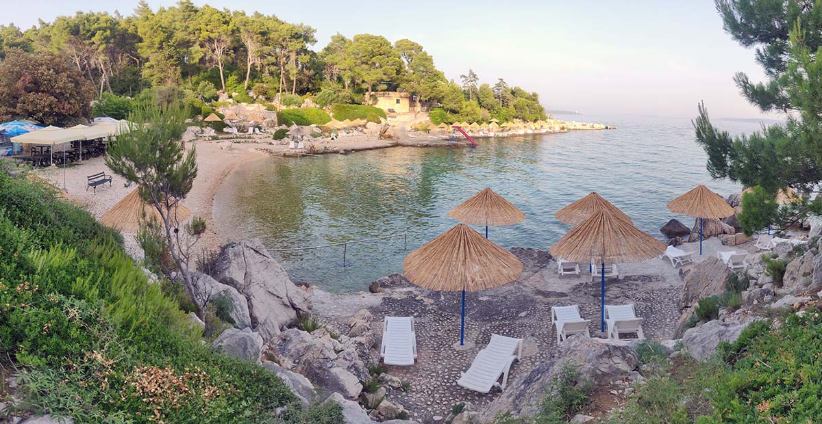 FKK Kandarola Beach Rab, equipped with parasol, sunbeds and toboggan, from 2015 under the 10-year concession managed by Josip Jurešić, Boja d.o.o.; photo by Ivan Kralj.