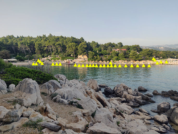 A part of FKK Kandarola Beach under concession by Josip Jurešić - Boja d.o.o., with beach parasols marked with yellow triangles. Instead of allowed 20 sun umbrellas, the concessioner has placed a double amount, while he quadrupled the number of sunbeds he is allowed to rent out; photo by Ivan Kralj.