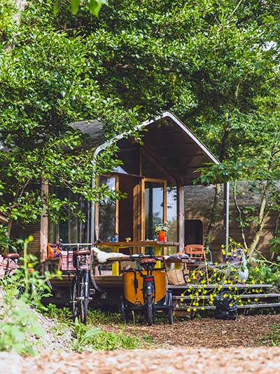 Bicycles parked in front of a small eco luxury cabin - Les Cabanes in Ostend, at the Flemish coast: photo by Bram Van Oost, Unsplash.