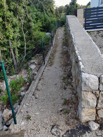 Passage behind the houses in Suha Punta that leads toward FKK Kandarola Beach, on Rab Island, Croatia; photo by Ivan Kralj.