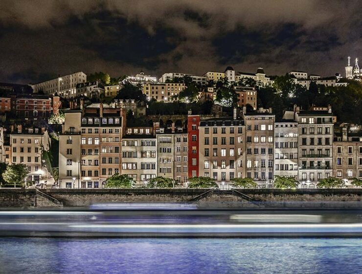 Night panorama of Lyon's Saint-Georges neighborhood, with a touristic boat passing by; photo by Free Nomad, Unsplash.