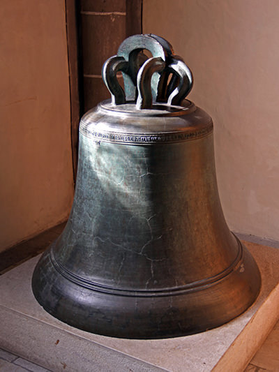 Big bell from 1378, displayed in the Church of St. Stephan in Leuk, Switzerland, with an inscription in Latin: “I praise the true God, call the people, gather the clergy, mourn the dead, drive away the plague, brighten up the festivals”; photo by Ivan Kralj.