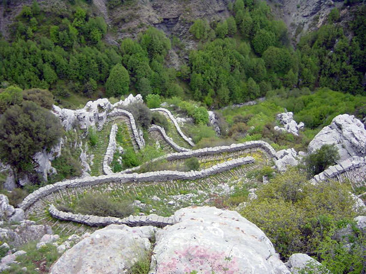 Vradeto Steps as seen from above, a stone staircase in the nature of Zagori, Epirus, Greece; photo by Get Your Guide.