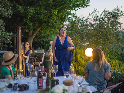 Eatwith Florence, opera singer and harp player performing at Lucrezia's dinner; photo by Eatwith.