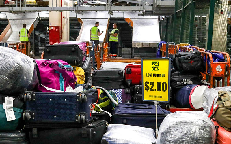 Edited photograph of a fake unclaimed baggage sale at Denver Airport, offering a suitcase for a price of $2; one of the lost luggage scams that tricked Facebook users in handing over credit card details to fraudsters. The actual scene in this stolen and photoshopped image is shot at Sheremetyevo Airport in Moscow by a photographer Stanislav Krasilnikov / TASS.
