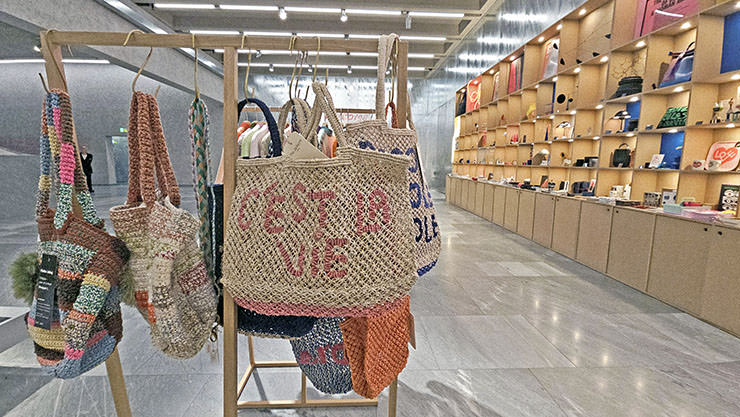 Gift shop at Kunstmuseum Neubau in Basel, Switzerland, with a jute bag adorned with a message "C'est la vie"; photo by Ivan Kralj.
