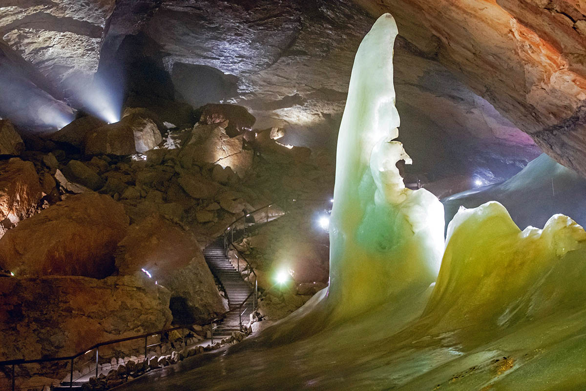 Ice palace in the Dachstein Giant Ice Cave at the foot of the Krippenstein; photo by Sandra Grünewald / Unsplash.