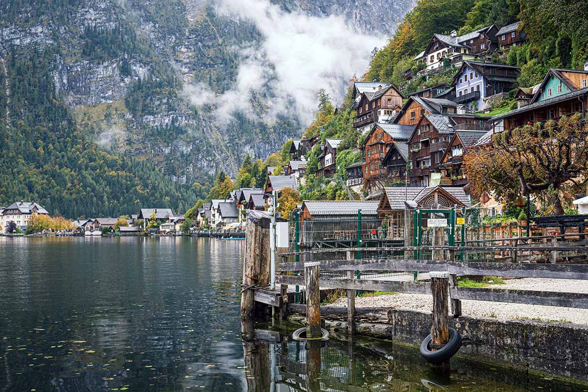Lakeside houses of Hallstatt, on Hallstätter See lake, Austria; photo by Free Walking Tour Salzburg / Unsplash.